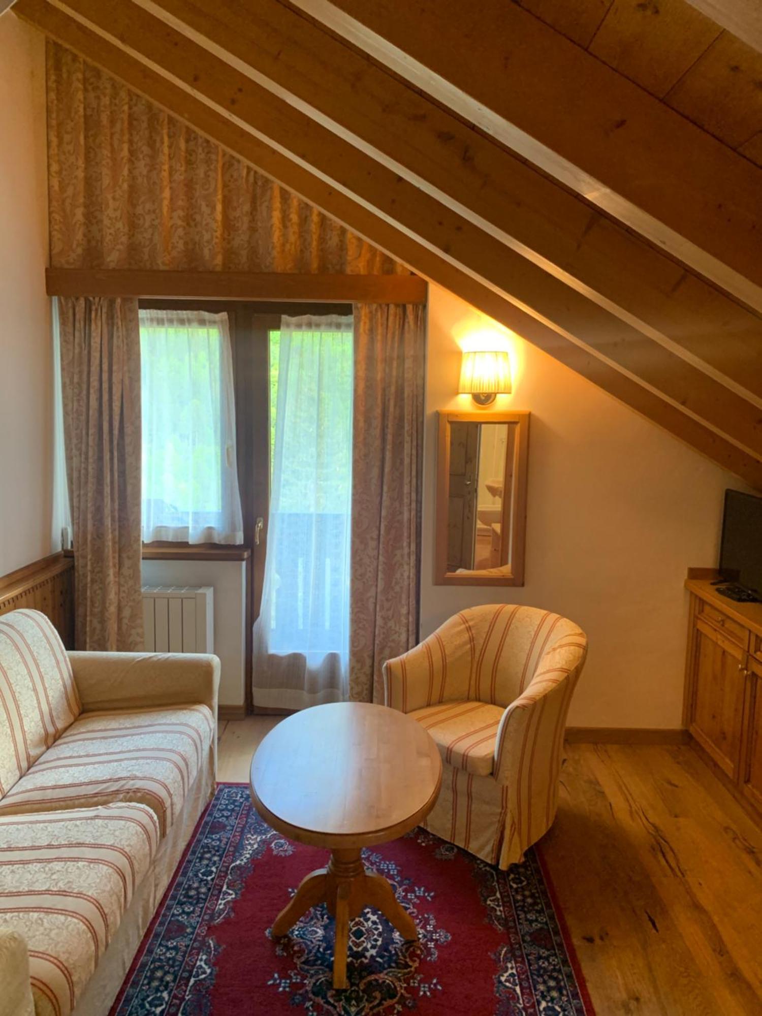 Hotel Lorenzetti 마돈나 디 캄필리오 외부 사진
