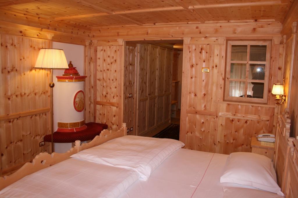 Hotel Lorenzetti 마돈나 디 캄필리오 외부 사진
