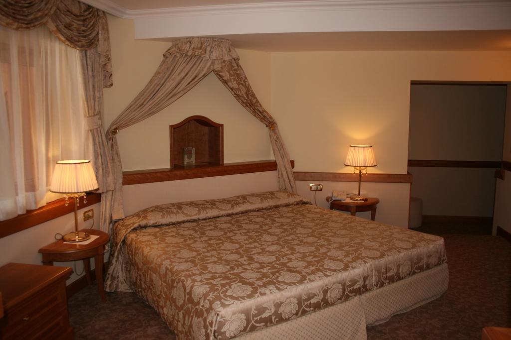 Hotel Lorenzetti 마돈나 디 캄필리오 객실 사진