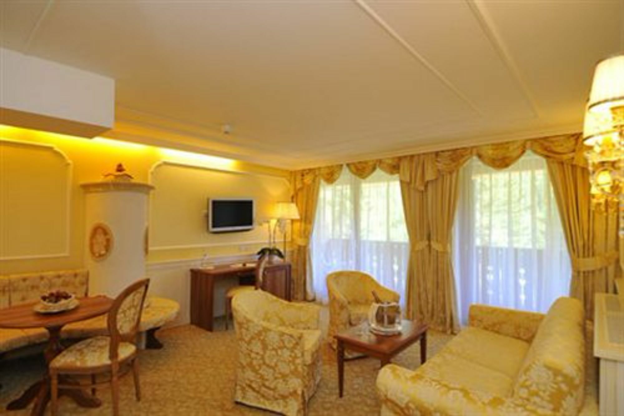 Hotel Lorenzetti 마돈나 디 캄필리오 외부 사진