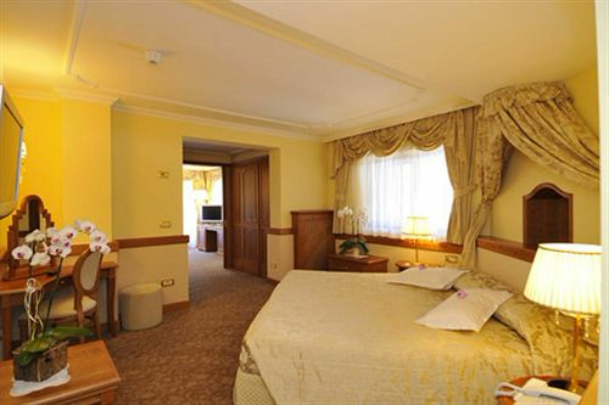 Hotel Lorenzetti 마돈나 디 캄필리오 외부 사진