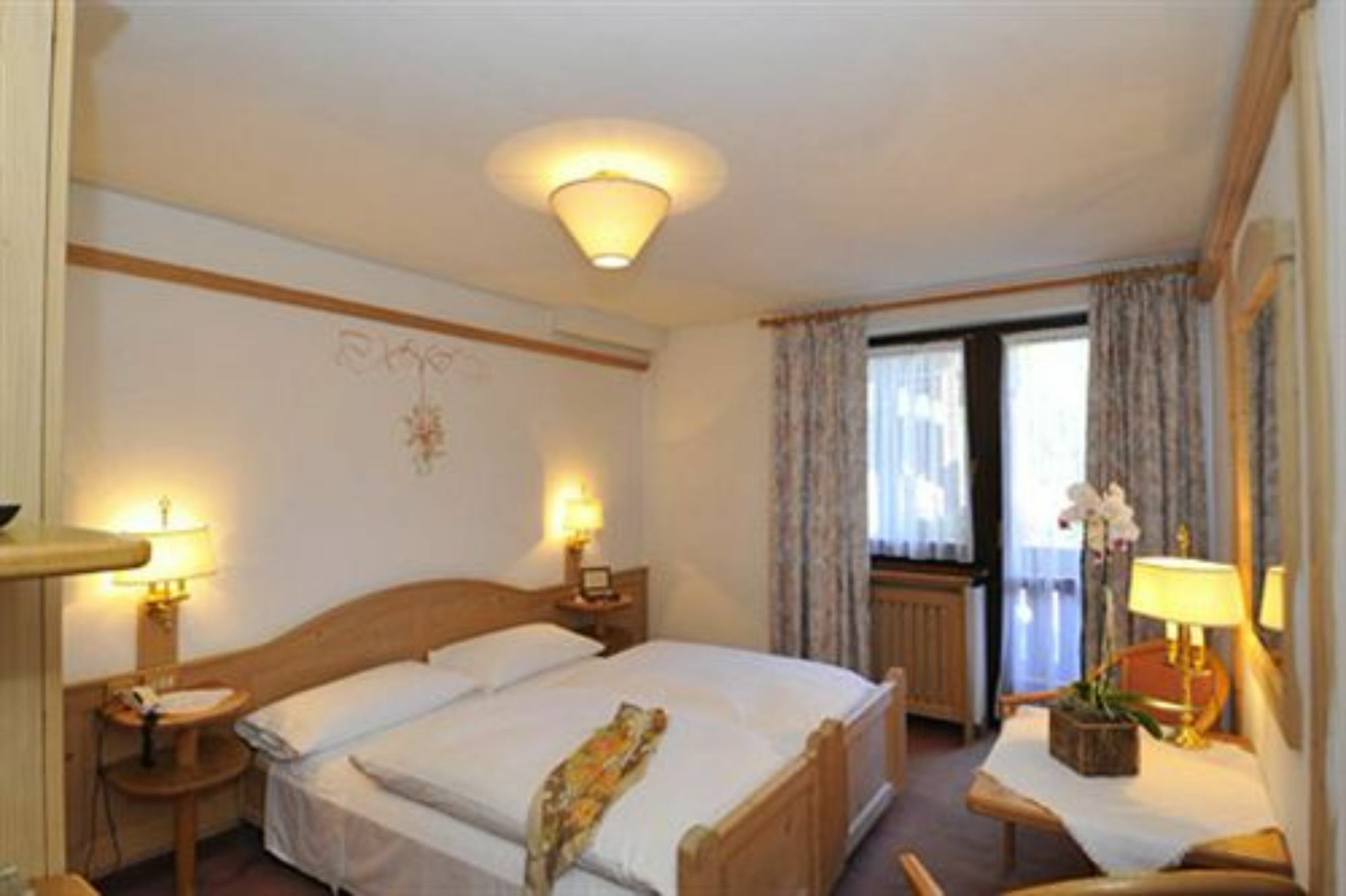 Hotel Lorenzetti 마돈나 디 캄필리오 외부 사진