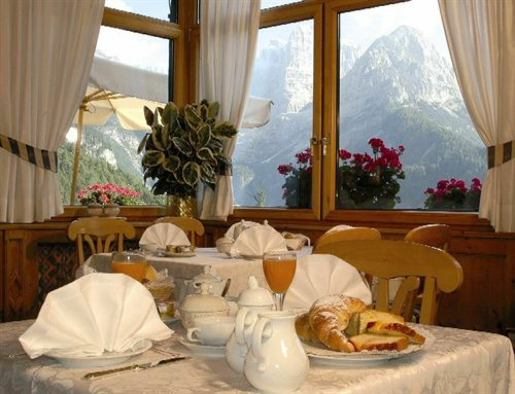 Hotel Lorenzetti 마돈나 디 캄필리오 외부 사진