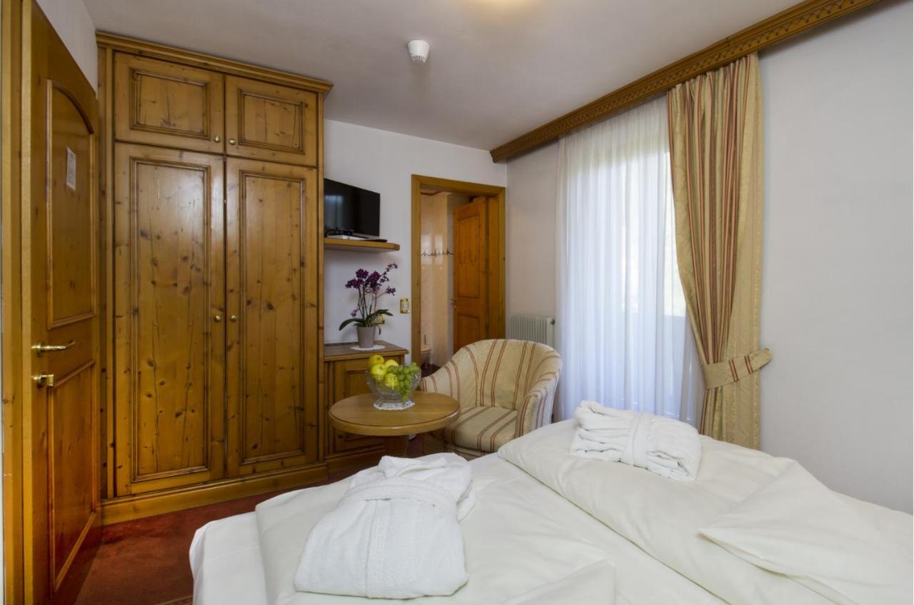 Hotel Lorenzetti 마돈나 디 캄필리오 외부 사진