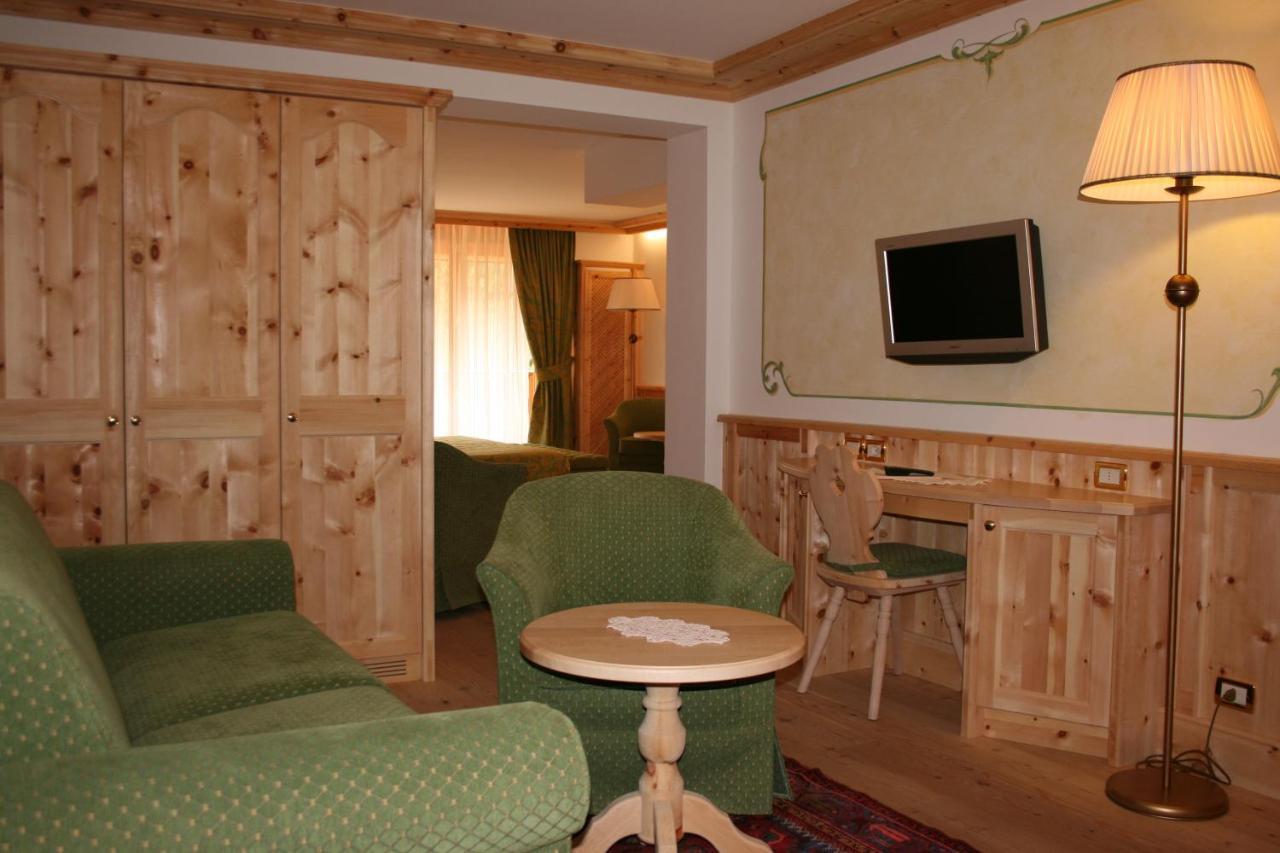 Hotel Lorenzetti 마돈나 디 캄필리오 외부 사진